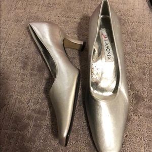 Vintage pointed toe kitten heels 👠